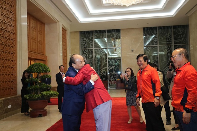 Thủ tướng Nguyễn Xuân Phúc ôm chặt HLV Park Hang-seo, Mai Đức Chung - Ảnh 1.