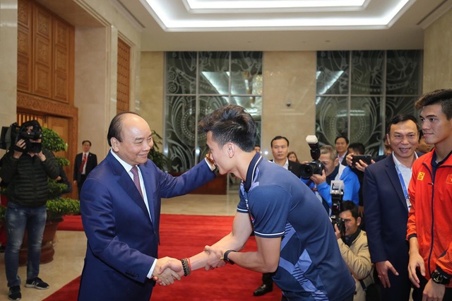 Thủ tướng Nguyễn Xuân Phúc ôm chặt HLV Park Hang-seo, Mai Đức Chung - Ảnh 5.