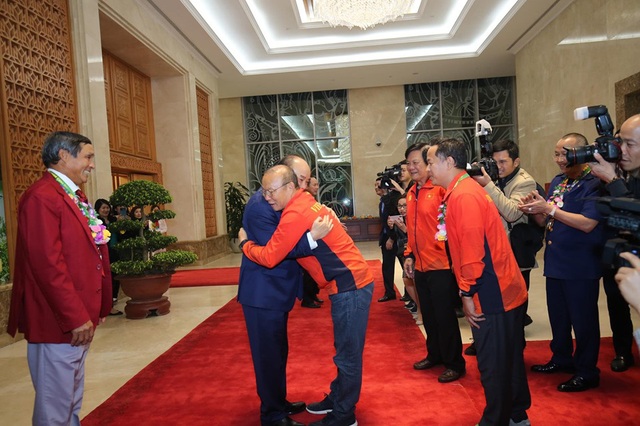 Thủ tướng Nguyễn Xuân Phúc ôm chặt HLV Park Hang-seo, Mai Đức Chung - Ảnh 3.