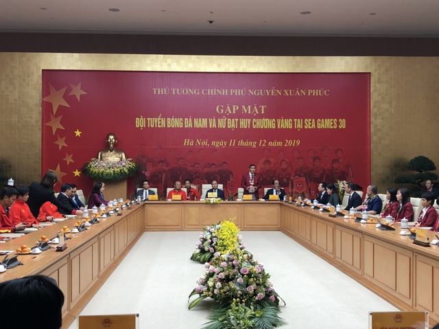 [Trực tiếp] Đón U22 Việt Nam và ĐT nữ Việt Nam: Thủ tướng Nguyễn Xuân Phúc gặp mặt ban huấn luyện, cầu thủ hai đội bóng - Ảnh 6.