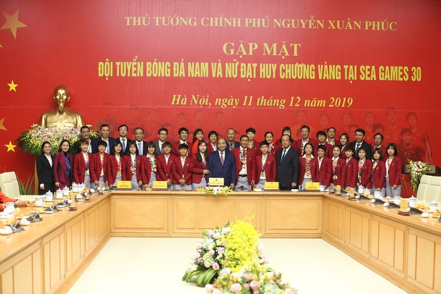 [Trực tiếp] Đón U22 Việt Nam và ĐT nữ Việt Nam: Thủ tướng Nguyễn Xuân Phúc gặp mặt ban huấn luyện, cầu thủ hai đội bóng - Ảnh 1.