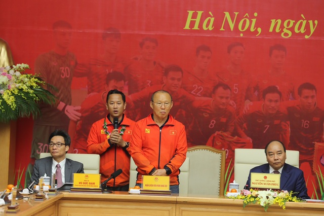 [Trực tiếp] Đón U22 Việt Nam và ĐT nữ Việt Nam: Thủ tướng Nguyễn Xuân Phúc gặp mặt ban huấn luyện, cầu thủ hai đội bóng - Ảnh 5.