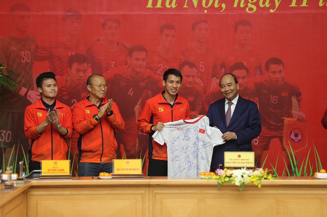 [Trực tiếp] Đón U22 Việt Nam và ĐT nữ Việt Nam: Thủ tướng Nguyễn Xuân Phúc gặp mặt ban huấn luyện, cầu thủ hai đội bóng - Ảnh 4.