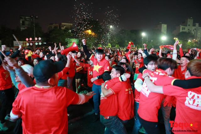 Nhìn lại những cảm xúc của CĐV Hà Nội trong trận chung kết đầy thuyết phục của ĐT Việt Nam - Ảnh 2.