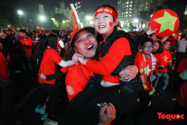 Nhìn lại những cảm xúc của CĐV Hà Nội trong trận chung kết đầy thuyết phục của ĐT Việt Nam - Ảnh 4.