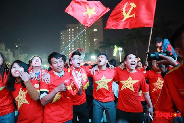 Nhìn lại những cảm xúc của CĐV Hà Nội trong trận chung kết đầy thuyết phục của ĐT Việt Nam - Ảnh 12.