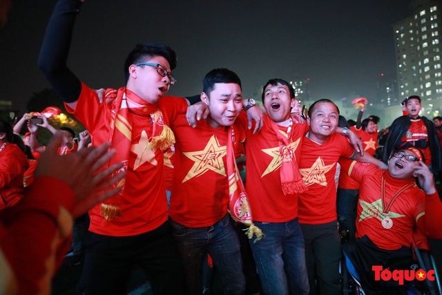Nhìn lại những cảm xúc của CĐV Hà Nội trong trận chung kết đầy thuyết phục của ĐT Việt Nam - Ảnh 13.