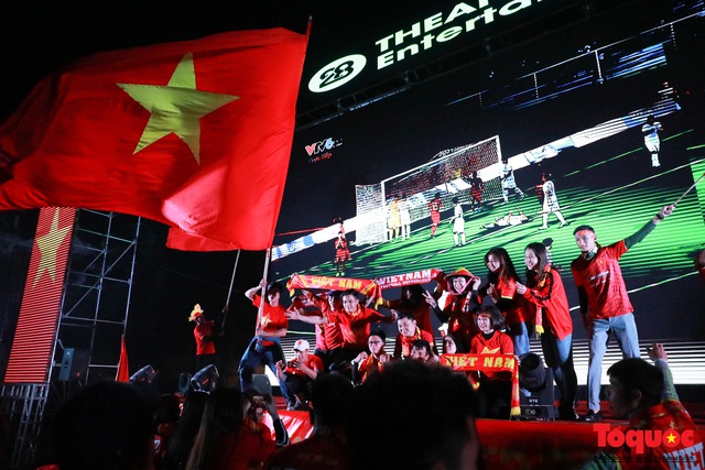 Nhìn lại những cảm xúc của CĐV Hà Nội trong trận chung kết đầy thuyết phục của ĐT Việt Nam - Ảnh 15.