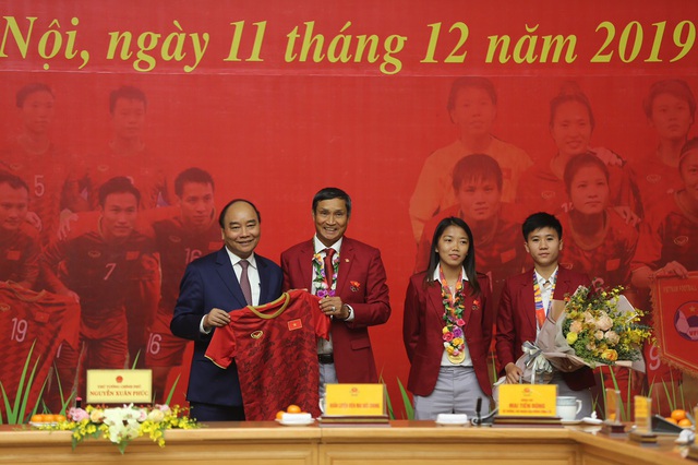 [Trực tiếp] Đón U22 Việt Nam và ĐT nữ Việt Nam: Thủ tướng Nguyễn Xuân Phúc gặp mặt ban huấn luyện, cầu thủ hai đội bóng - Ảnh 3.