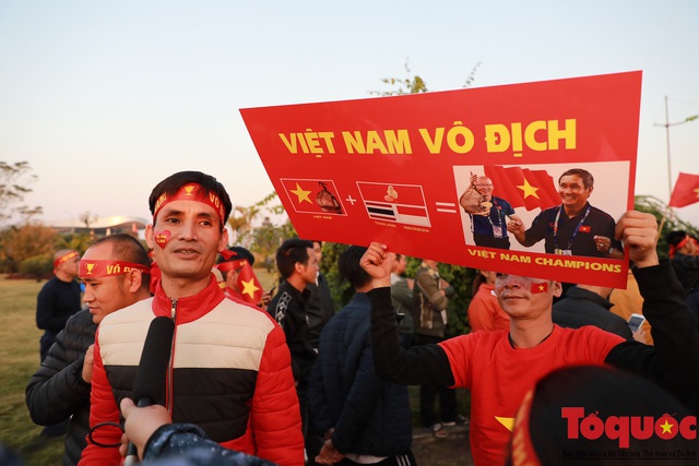 [Trực tiếp] Đón U22 Việt Nam và ĐT nữ Việt Nam: CĐV đốt nóng không khí sân bay Nội Bài - Ảnh 14.