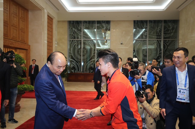 [Trực tiếp] Đón U22 Việt Nam và ĐT nữ Việt Nam: Thủ tướng Nguyễn Xuân Phúc gặp mặt ban huấn luyện, cầu thủ hai đội bóng - Ảnh 12.