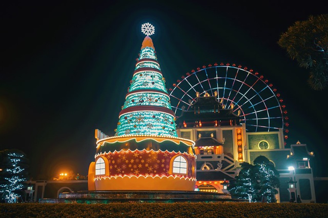 Mê mẩn với cây thông Giáng sinh khổng lồ làm từ 5000 chai nhựa tại Sun World Danang Wonders - Ảnh 1.