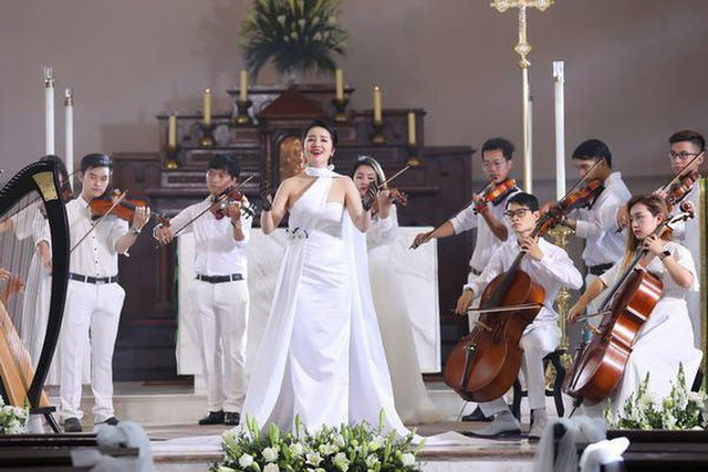 Phạm Thùy Dung chào Giáng sinh bằng CD Moon và MV Ave Maria - Ảnh 3.