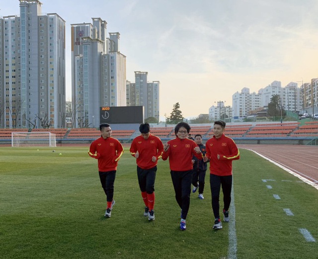 U23 Việt Nam tập nhẹ nhàng ngày đầu ở Hàn Quốc - Ảnh 1.