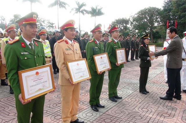 Chủ tịch UBND tỉnh Quảng Bình khen thưởng các tập thể, cá nhân thuộc lực lượng Công an Quảng Bình có thành tích cao trong công tác.