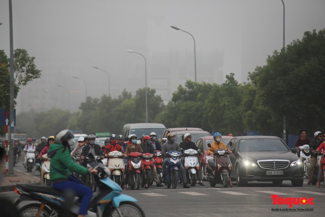 Sương mờ ô nhiễm nuốt trọn các tòa nhà cao tầng tại Hà Nội  - Ảnh 9.