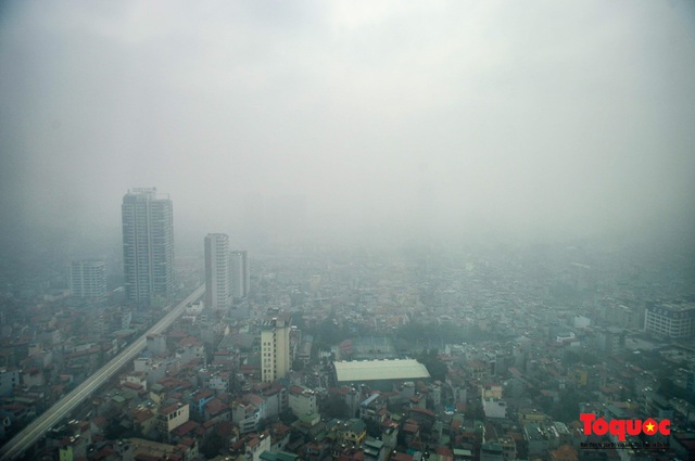 Sương mờ ô nhiễm nuốt trọn các tòa nhà cao tầng tại Hà Nội  - Ảnh 7.