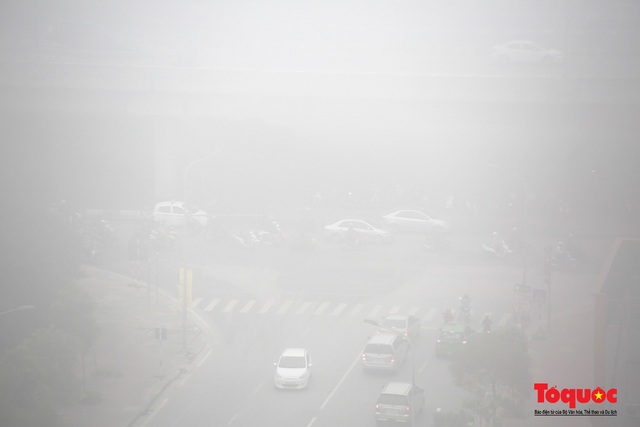 Sương mờ ô nhiễm nuốt trọn các tòa nhà cao tầng tại Hà Nội  - Ảnh 6.
