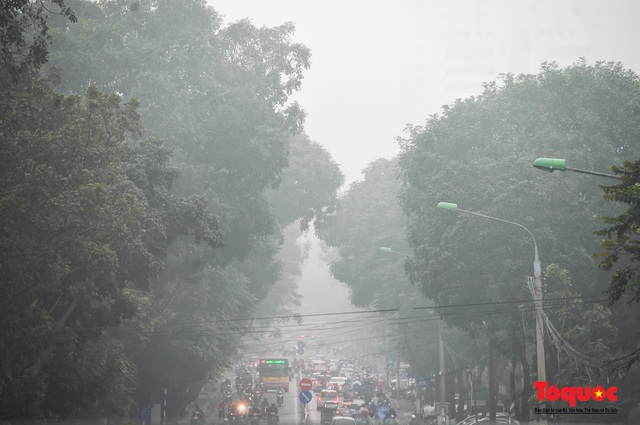 Sương mờ ô nhiễm nuốt trọn các tòa nhà cao tầng tại Hà Nội  - Ảnh 3.