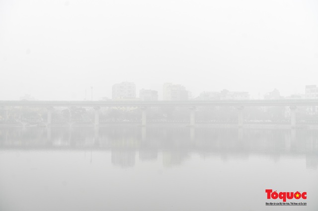 Sương mờ ô nhiễm nuốt trọn các tòa nhà cao tầng tại Hà Nội  - Ảnh 4.