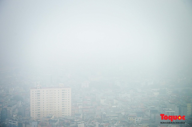 Sương mờ ô nhiễm nuốt trọn các tòa nhà cao tầng tại Hà Nội  - Ảnh 2.