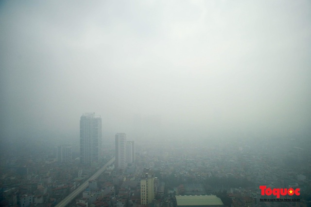 Sương mờ ô nhiễm nuốt trọn các tòa nhà cao tầng tại Hà Nội  - Ảnh 1.
