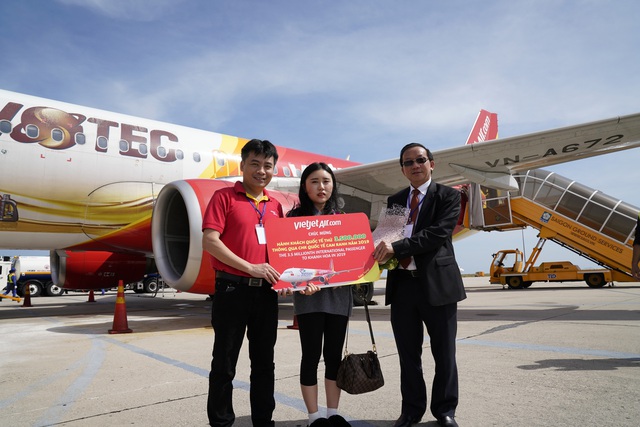 Vietjet cùng Khánh Hòa chào đón vị khách thứ 10 triệu của năm 2019 - Ảnh 2.