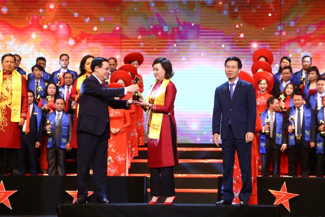 Lãnh đạo Đảng, Nhà nước trao giải Sao Đỏ cho 10 doanh nhân  - Ảnh 1.