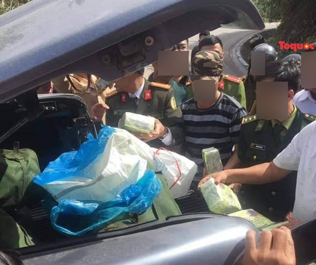 Quảng Bình: Truy bắt hai kẻ bỏ ô tô và hơn 200kg ma tuý đá chạy trốn vào rừng - Ảnh 2.