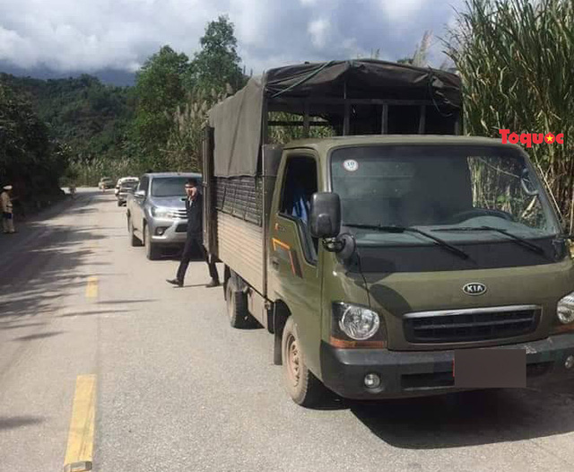 Quảng Bình: Truy bắt hai kẻ bỏ ô tô và hơn 200kg ma tuý đá chạy trốn vào rừng - Ảnh 1.