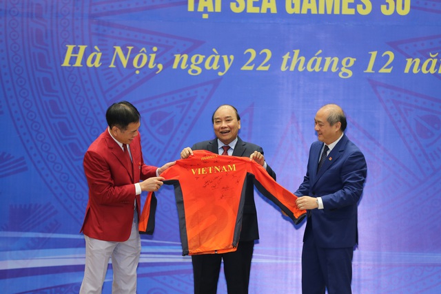 Thủ tướng Nguyễn Xuân Phúc: “Hình ảnh lá cờ đỏ sao vàng được kéo lên tại SEA Games đã mang lại một niềm xúc động, cảm xúc mạnh mẽ” - Ảnh 8.
