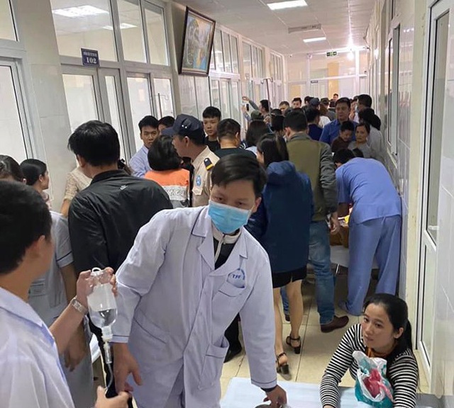 Phó Chủ tịch vào bệnh viện thăm các bệnh nhi Thanh Hóa nghi bị ngộ độc thực phẩm - Ảnh 1.