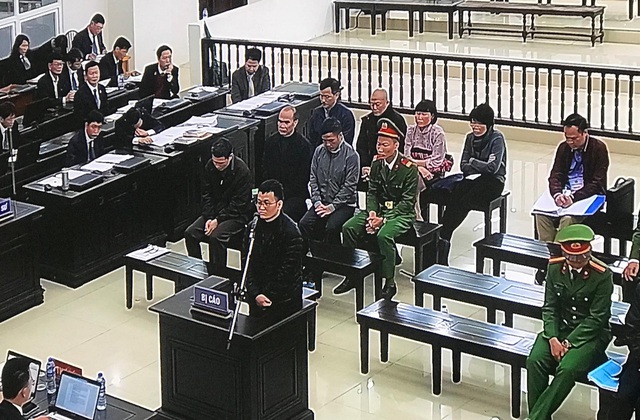 Vụ án AVG: Khóc nức nở trước tòa, bị cáo Hoàng Duy Quang mong muốn được khoan hồng để trở về làm tròn trách nhiệm người chồng, người cha - Ảnh 1.