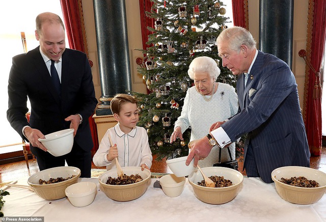 Gia đình Hoàng gia Anh &quot;thi nhau&quot; khoe ảnh tình cảm nhân dịp Giáng sinh 2019 - Ảnh 4.