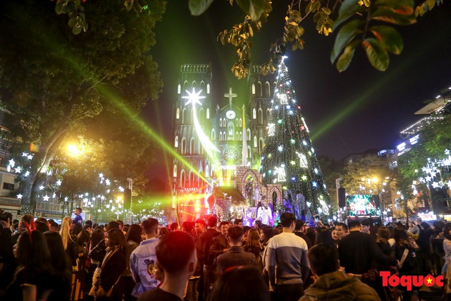 Hà Nội chật cứng người đi chơi Noel - Ảnh 7.