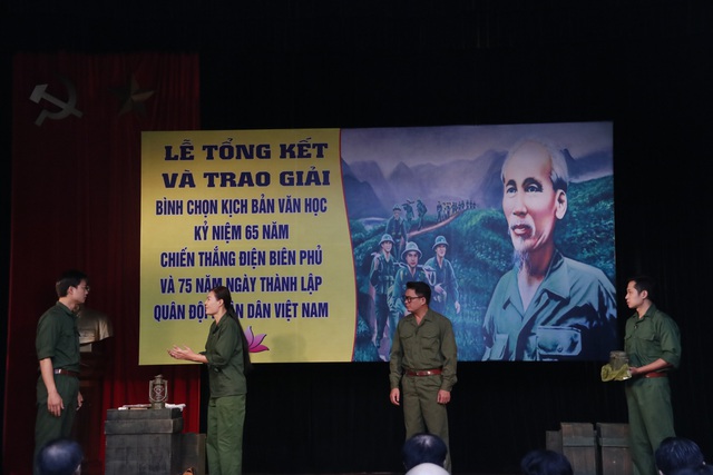 16 tác phẩm được trao giải Bình chọn Kịch bản Văn học Kỷ niệm 65 năm Chiến thắng Điện Biên Phủ và 75 năm Ngày thành lập Quân đội nhân dân Việt Nam - Ảnh 2.