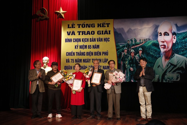 16 tác phẩm được trao giải Bình chọn Kịch bản Văn học Kỷ niệm 65 năm Chiến thắng Điện Biên Phủ và 75 năm Ngày thành lập Quân đội nhân dân Việt Nam - Ảnh 3.