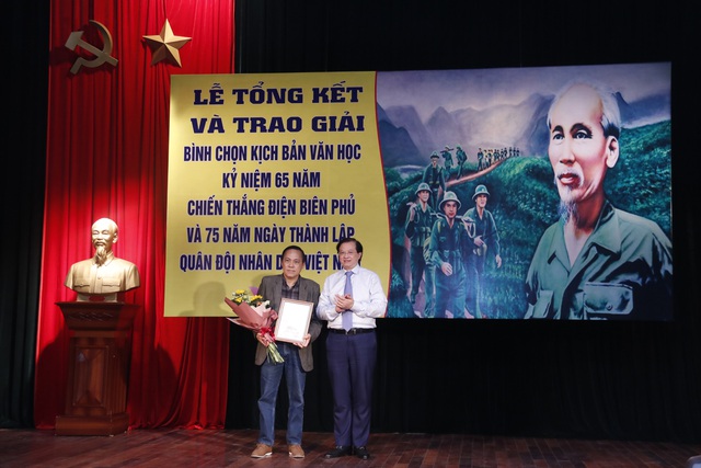 16 tác phẩm được trao giải Bình chọn Kịch bản Văn học Kỷ niệm 65 năm Chiến thắng Điện Biên Phủ và 75 năm Ngày thành lập Quân đội nhân dân Việt Nam - Ảnh 1.