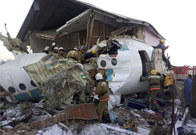 Hiện trường máy bay chở 100 người gặp tai nạn thảm khốc: Hàng chục người thương vong - Ảnh 5.