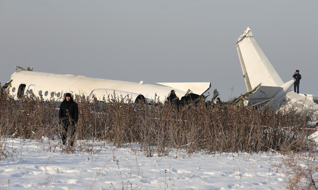 Hiện trường máy bay chở 100 người gặp tai nạn thảm khốc: Hàng chục người thương vong - Ảnh 1.