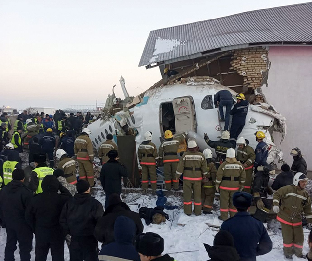Hiện trường máy bay chở 100 người gặp tai nạn thảm khốc: Hàng chục người thương vong - Ảnh 4.