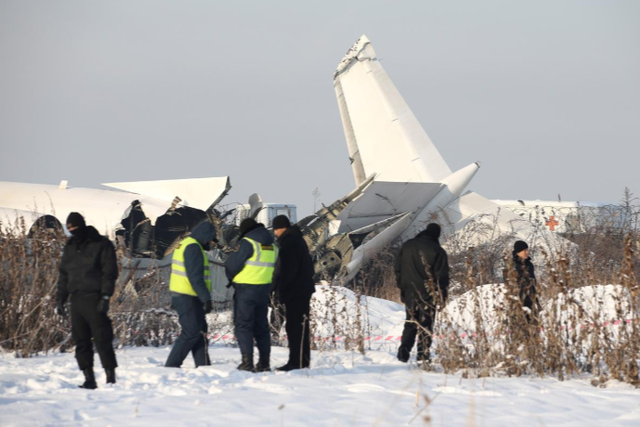 Hiện trường máy bay chở 100 người gặp tai nạn thảm khốc: Hàng chục người thương vong - Ảnh 2.