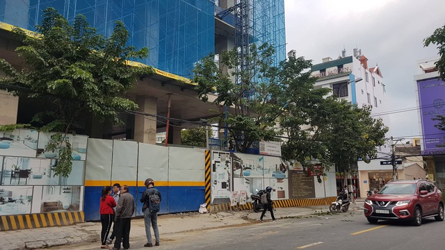 Nam công nhân bất ngờ rơi xuống đất từ tầng cao công trình dự án căn hộ khách sạn - Ảnh 2.