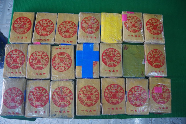 Người dân Thừa Thiên Huế tiếp tục nhặt được 21 bánh nghi ma túy trôi dạt trên biển - Ảnh 2.