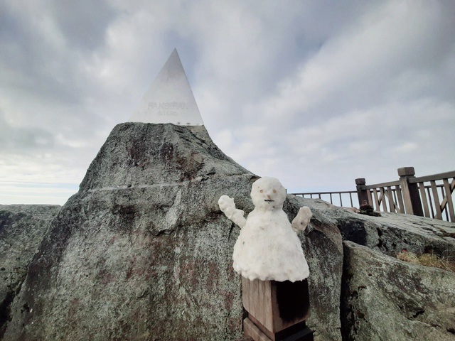 Đỉnh Fansipan âm 1 độ, khách du lịch thích thú với bằng băng tuyết phủ trẳng nóc nhà Đông Dương  - Ảnh 3.