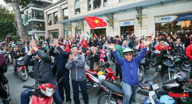 Hàng ngàn CĐV Việt Nam reo hò khi U22 Việt Nam chính thức tiễn U22 Thái Lan rời SEA Games 30 - Ảnh 5.