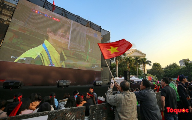 Bất chấp giá rét, hàng ngàn CĐV Hà Nội reo hò khi U22 Việt Nam chính thức tiễn U22 Thái Lan rời SEA Games 30 - Ảnh 15.