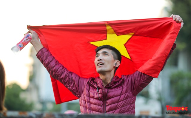 Hàng ngàn CĐV Việt Nam reo hò khi U22 Việt Nam chính thức tiễn U22 Thái Lan rời SEA Games 30 - Ảnh 15.