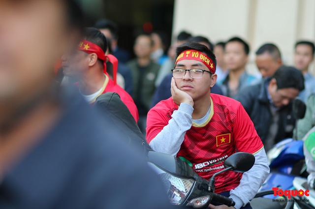 Hàng ngàn CĐV Việt Nam reo hò khi U22 Việt Nam chính thức tiễn U22 Thái Lan rời SEA Games 30 - Ảnh 6.