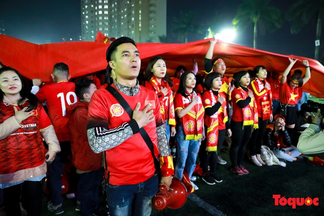 Trời rét 8 độ: CĐV Hà Nội vẫn bùng nổ cảm xúc khi tuyển Việt Nam liên tiếp ghi bàn - Ảnh 3.